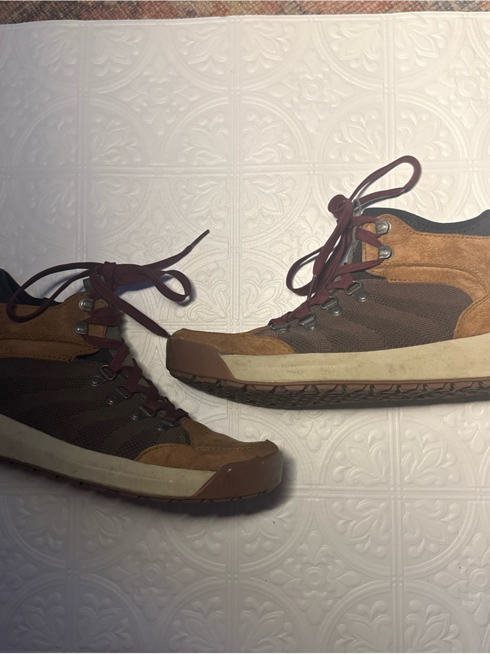 Women’s L.L. Bean Brown Suede & neoprene Hiking Sneakers - Burgundy Laces sz 10